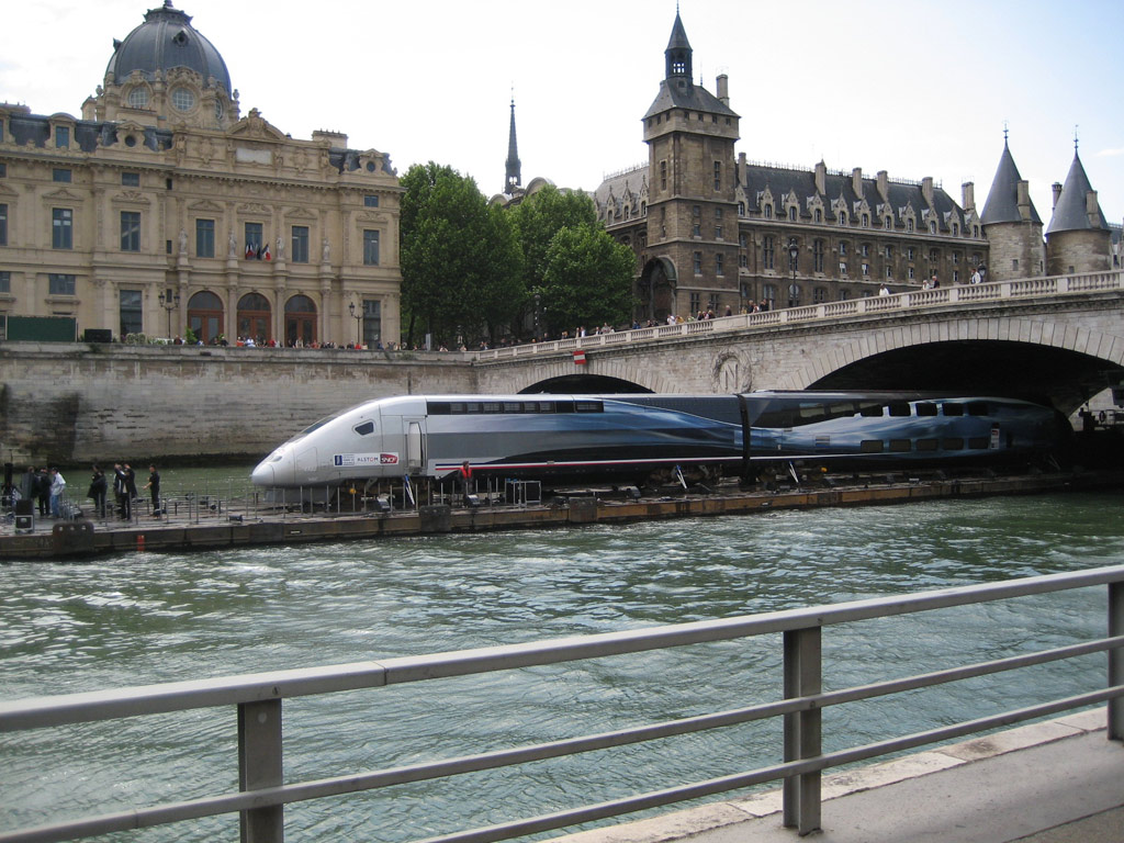 http://blog.topheman.com/images/paris/tgv-sur-la-seine3.jpg