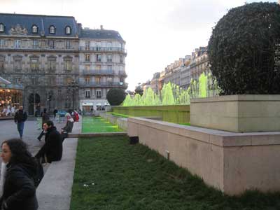 La fontaine de l'Hotel de Ville teintée en vert